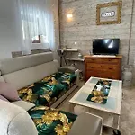 Szmerkowa Chatynka Z Kominkiem I Jacuzzi W Karkonoszach *